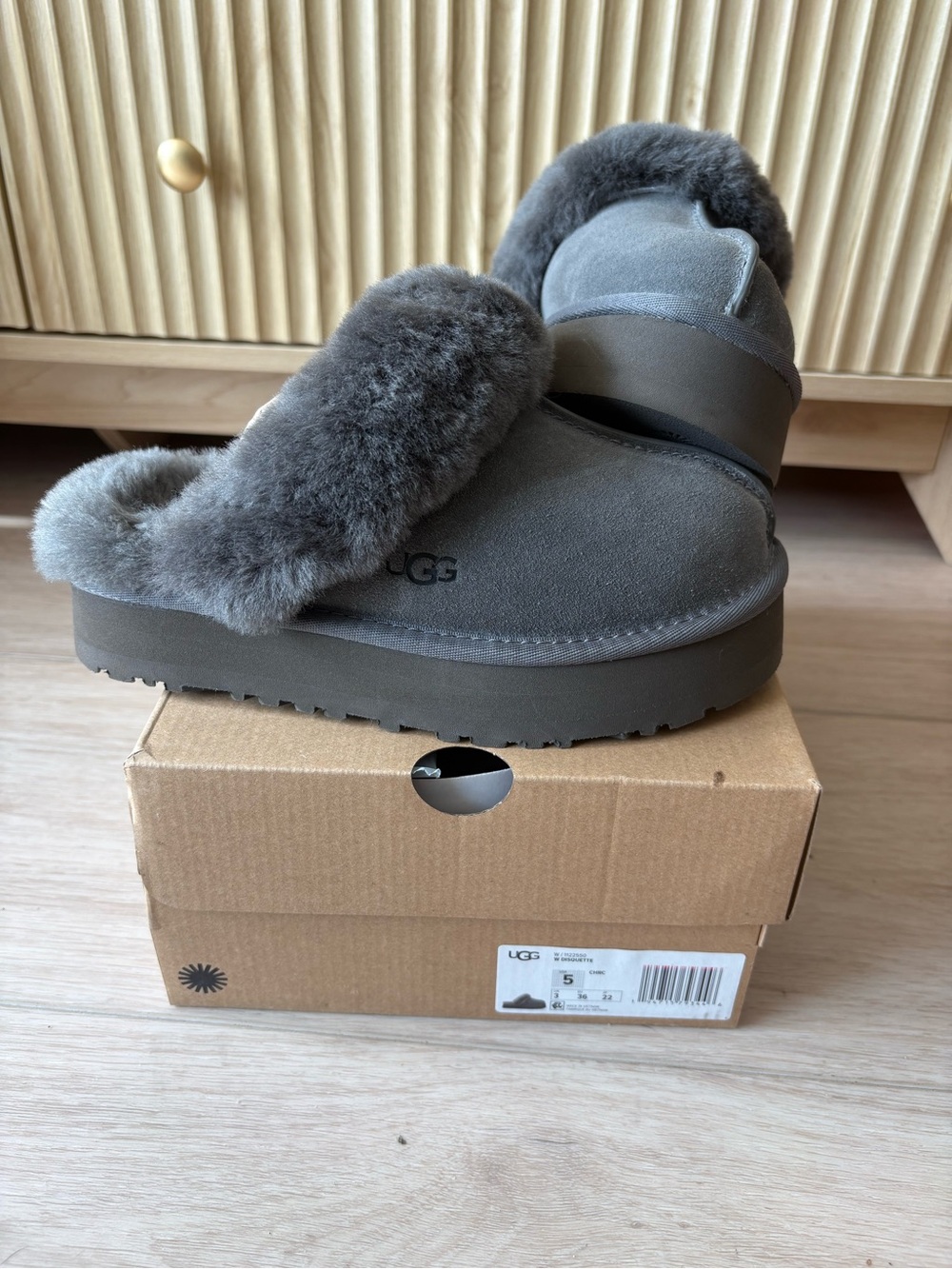 UGG Women's Sz 5 Gray Shearling Mule Slippers